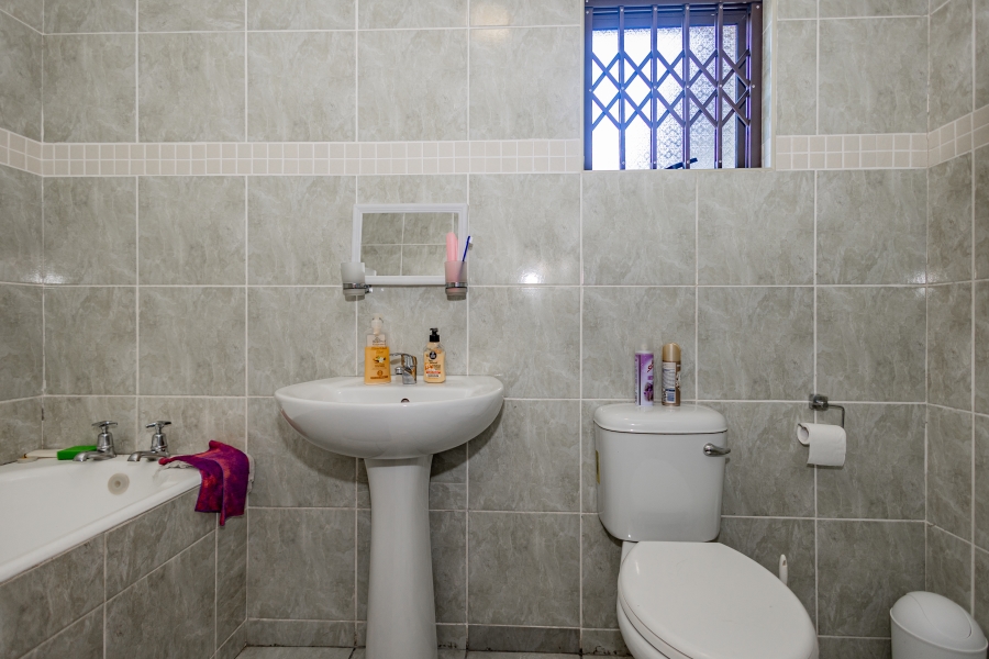 6 Bedroom Property for Sale in Sanddrift Western Cape